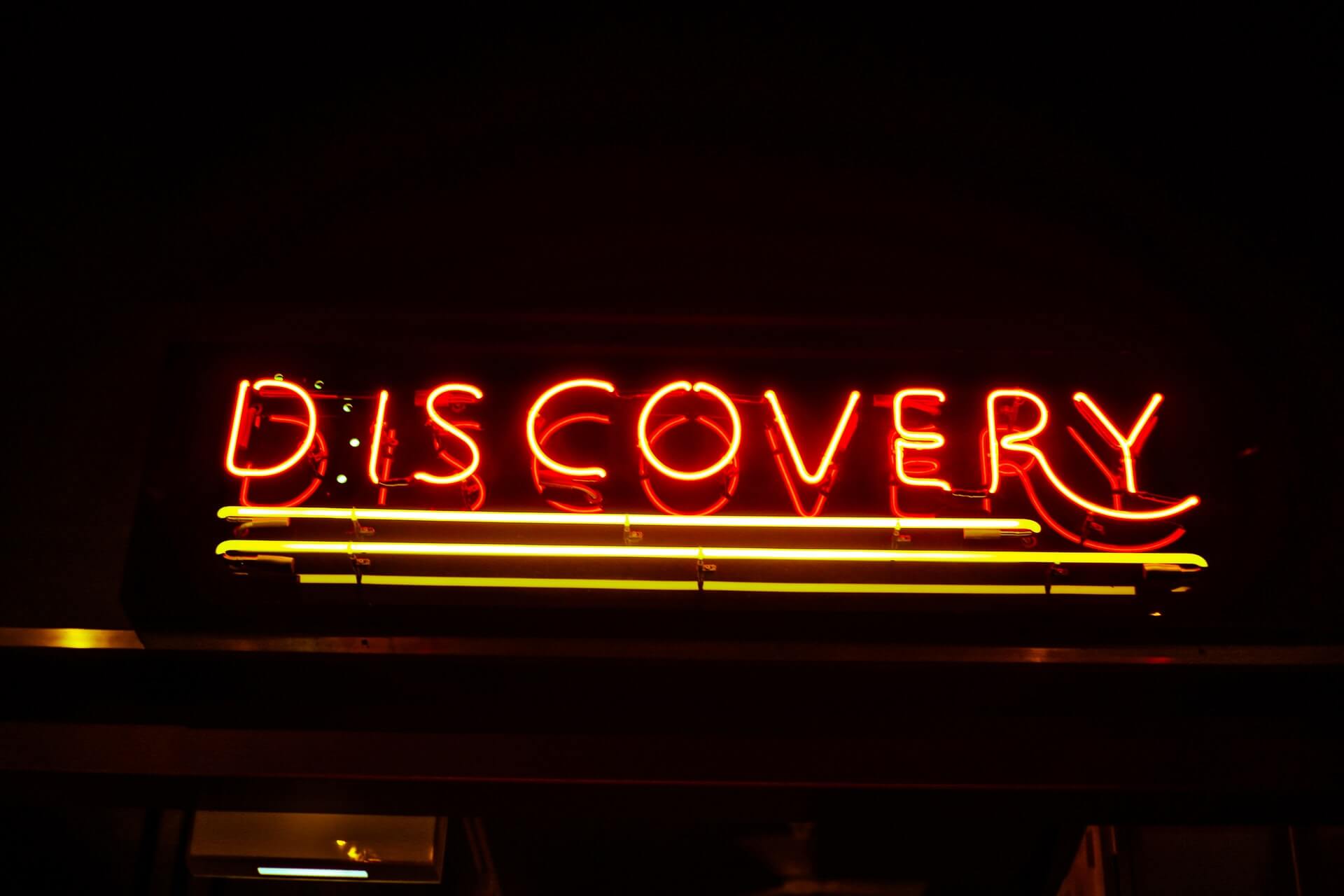 neon z napisem discovery. Symbol etapu odkrywania w procesie kreatywnym