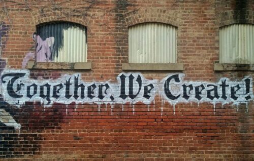 Napis na ścianie Together We Create