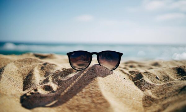 Okulary przeciwsłoneczne leżą na piasku