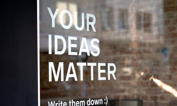 Szybka z napisem Your Ideas Matter