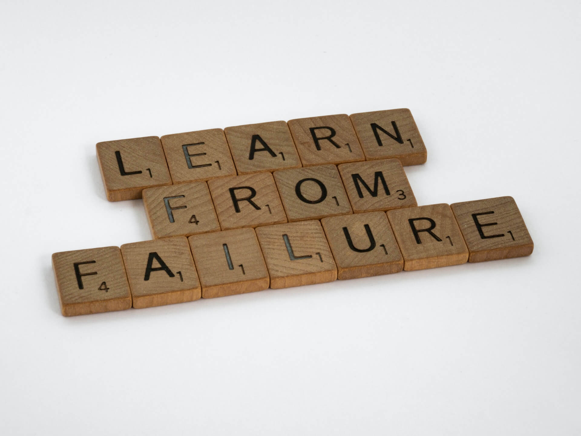 Z drewnianych tabliczek ułożony napis "Learn from Failure"